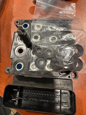 OEM GM Genuine Parts Electronic Brake Control Module w/ 12 seals Part# 20777328
