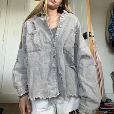 POL Gray Distressed Jean Jacket With Pockets Raw Hem Women’s Size Large