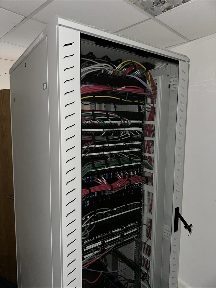 19” Server Network Data Rack Cabinet with Patch Panels, Cabling & Switches - Image 4 of 4