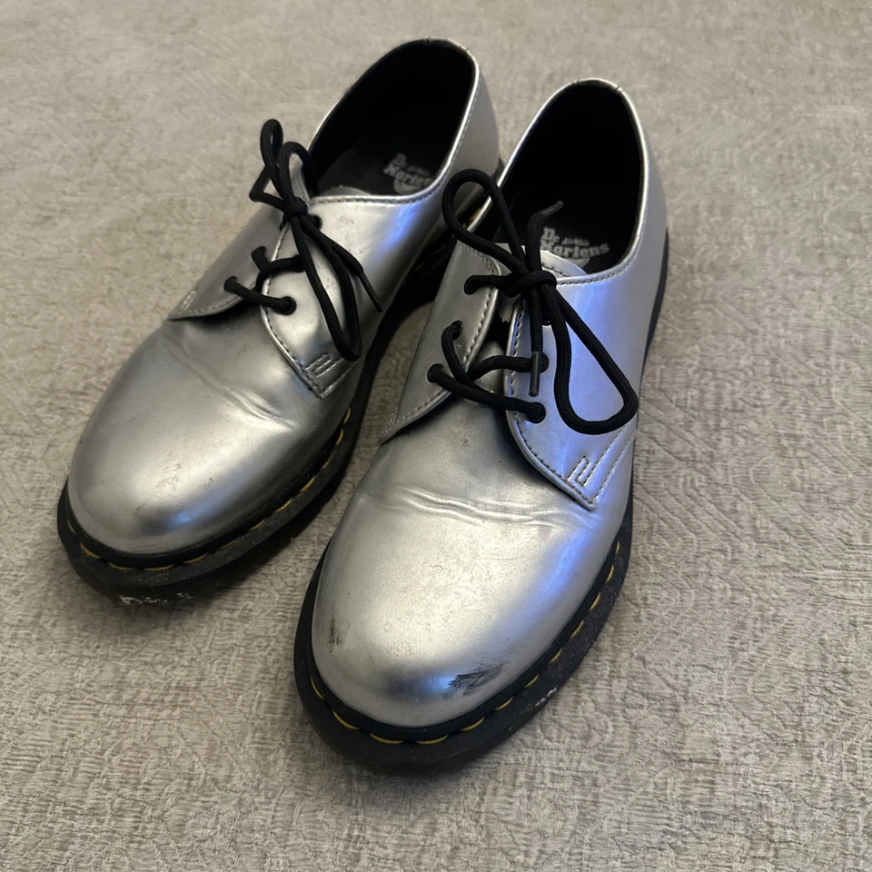 Bota Dr Martens Mujer Talla 10R Plateada Reflectante Cuero Metálico Tobillo Foto 2 de 4