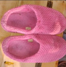 pink slipper size 10-11 all man made material