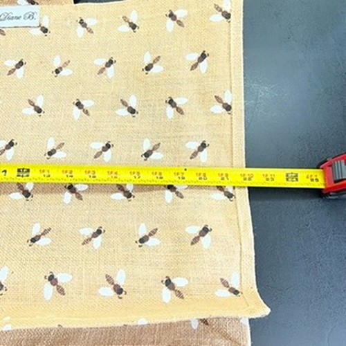NWOT Diane B. Wooden Top Handle Beige All Over Bumble Bee Print Burlap Tote Bag - 第 6/10 張圖片
