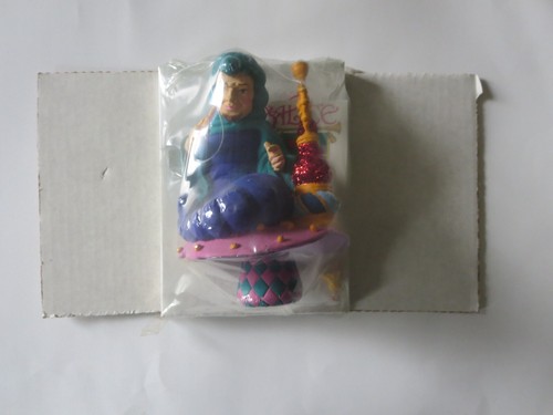 Dept. 56 - Alice in Wonderland Ornament - Caterpillar on Toadstool Unopened - 第 1/3 張圖片