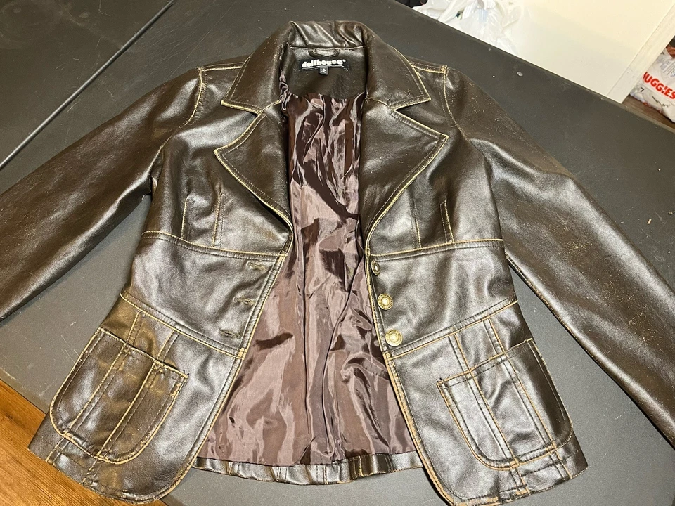 Chaqueta de cuero negra para casa de muñecas Foto 2 de 4