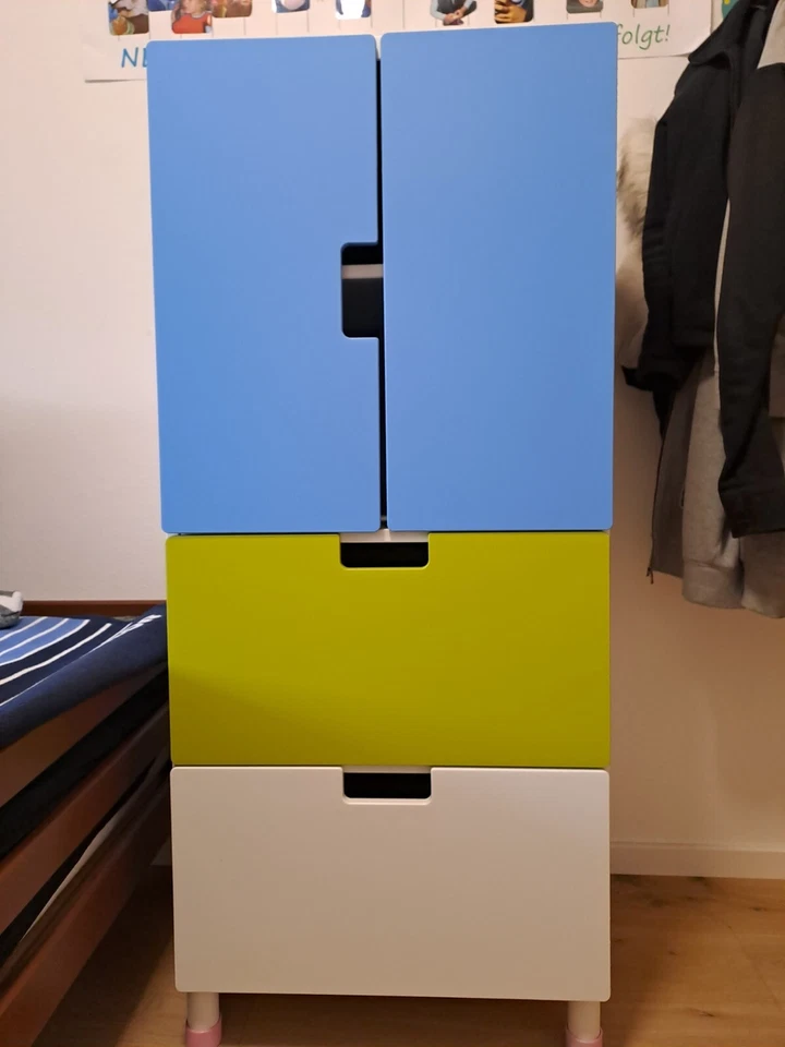 bunter IKEA-Schrank für Kinderzimmer 