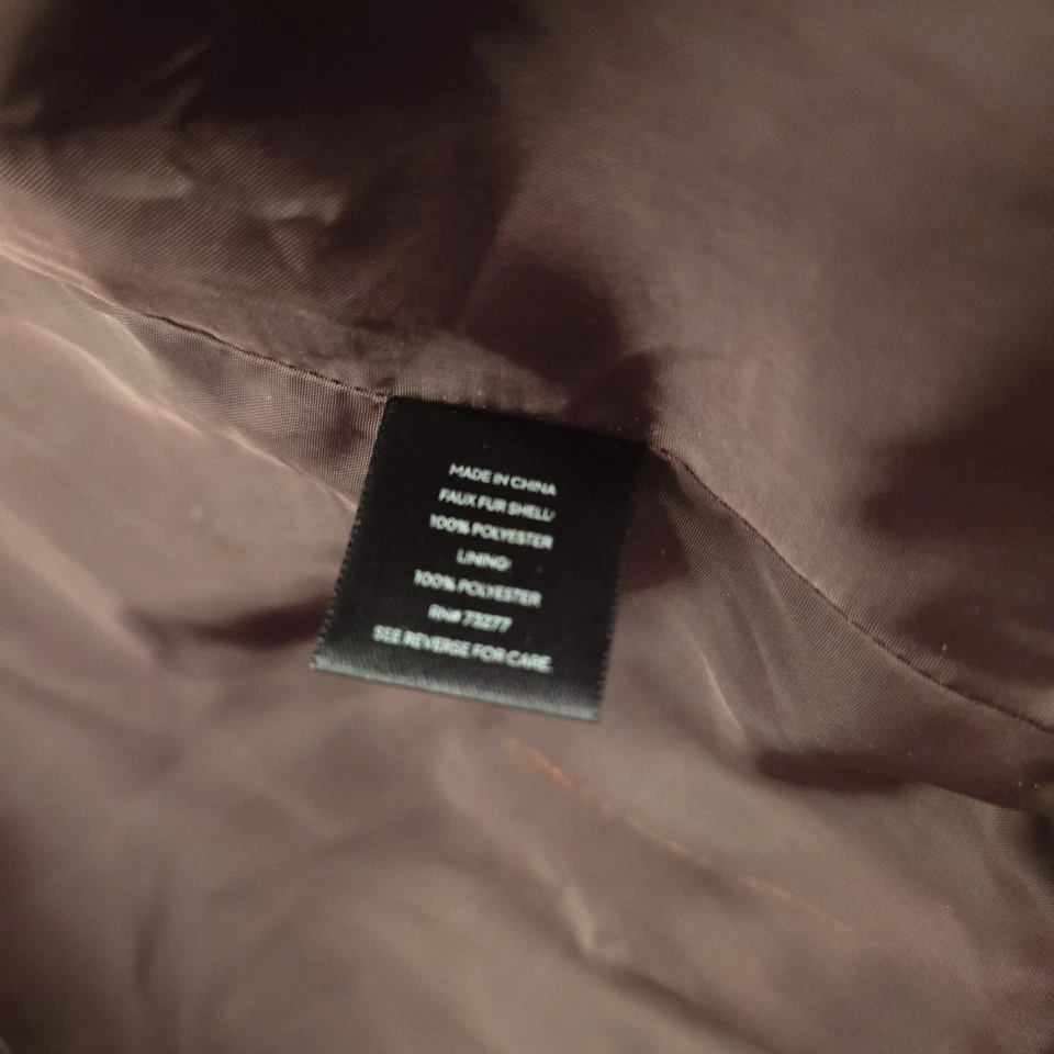 Chaqueta de piel sintética color vino de Simply Vera wang; ultrasuave con capucha de gran tamaño; M Foto 3 de 4