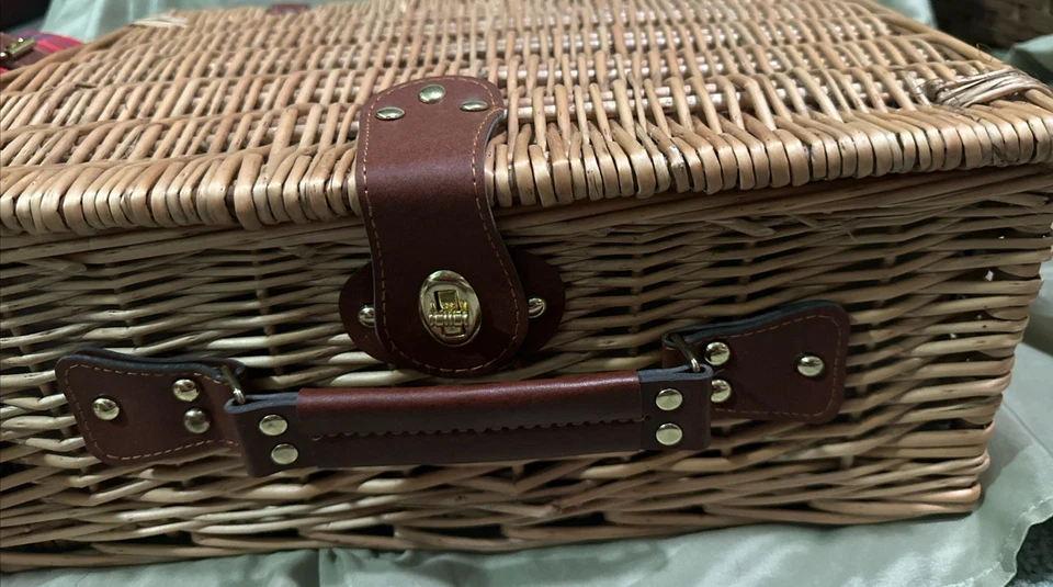 Cesta de piquenique tradicional de salgueiro com utensílios para até 4 - Cobertor xadrez vermelho - Imagem 3 de 4