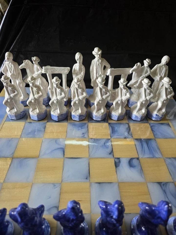 Tablero de ajedrez de resina blanca y azul con piezas de ajedrez azul, blanco vaquero e indio Foto 3 de 4