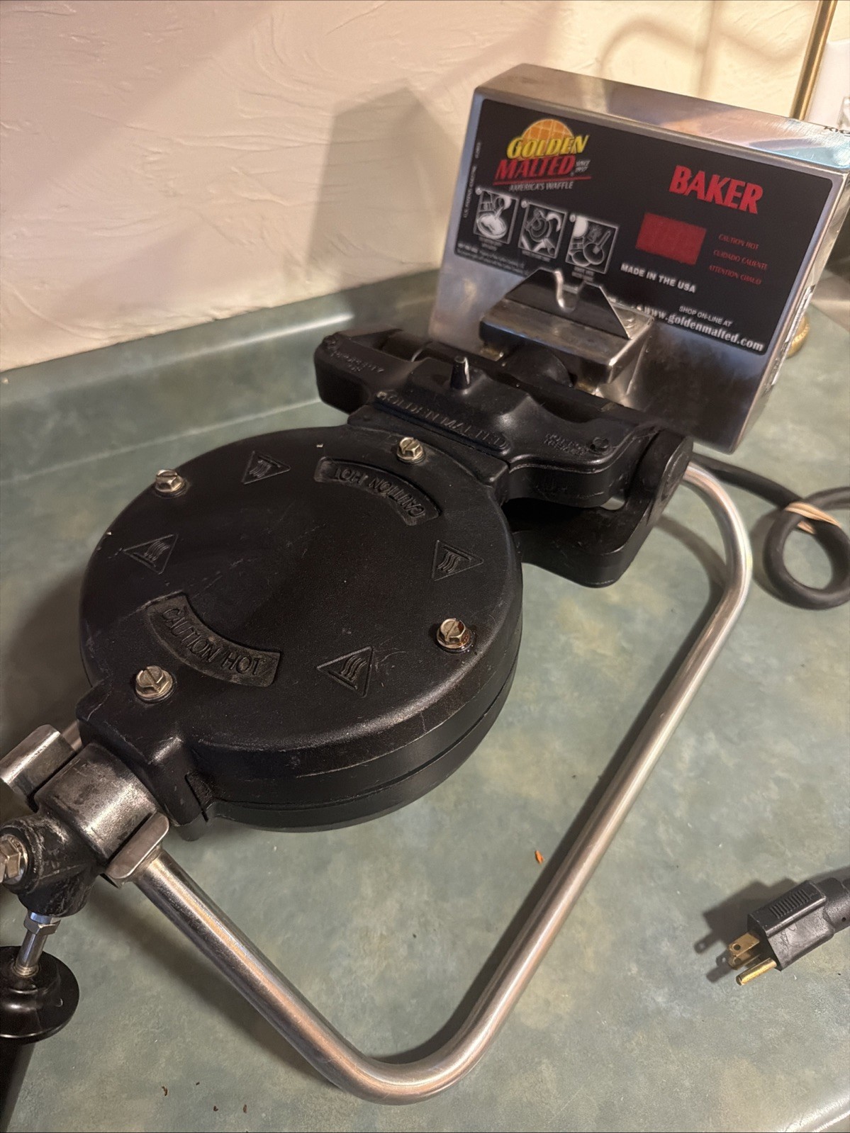 Golden Malted "Baker" waffle maker. Tested & Works Great! Model RT-P