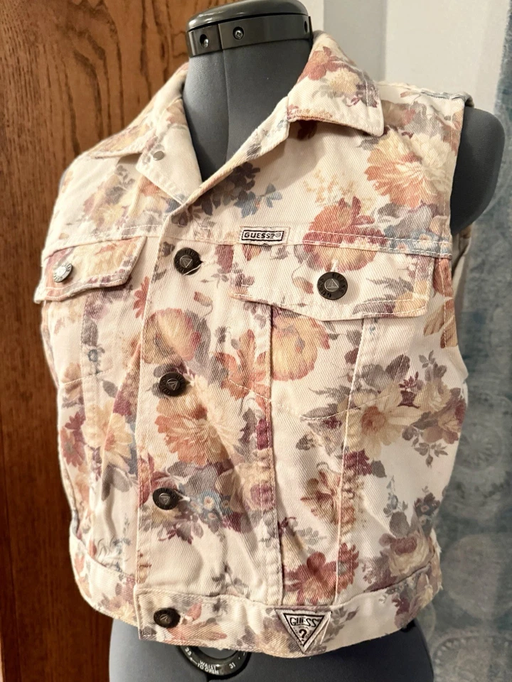 Chaleco sin mangas de mezclilla floral Guess vintage de los 90 flores de cabaña hecho en EE. UU. Foto 2 de 4