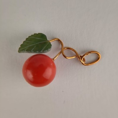Vintage Fruchtform Anhänger natürliche rote Koralle 18k Gold und Turmalin 