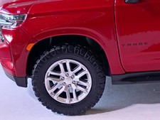 #3008 MAISTO ESCALA 1/24 RUEDAS PLATEADAS Y NEUMÁTICOS TODOTERRENO PARA CHEVY TAHOE 2021.