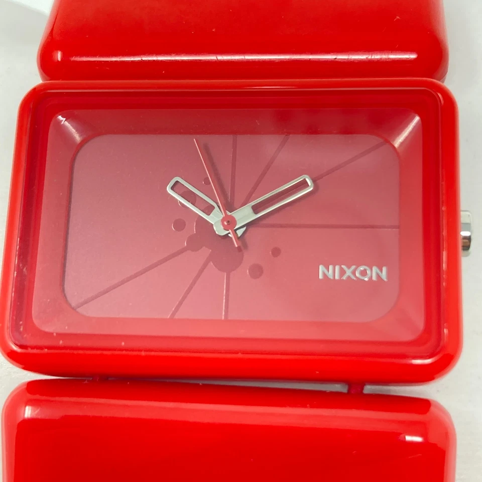 Reloj Nixon Vega Mujer 43mm Rojo Esfera Rectangular Banda Elástica 30M WR Batería Nueva Foto 3 de 4