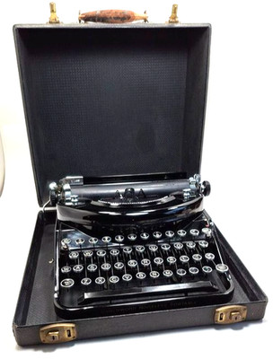 1937 UNDERWOOD NOISELESS PORTABLE Typewriter - Glossy condition with Case