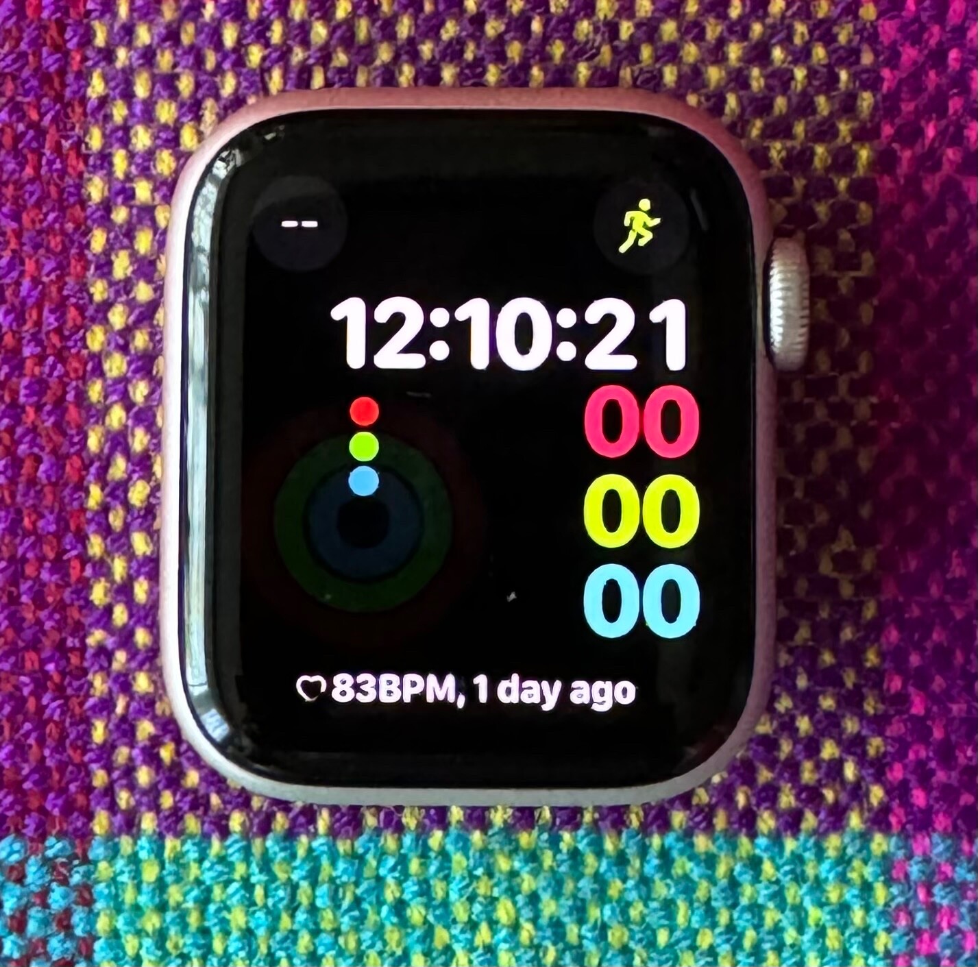 Apple Watch SE 40mm GPS Starlight Aluminum Case Sport Band S/M-image