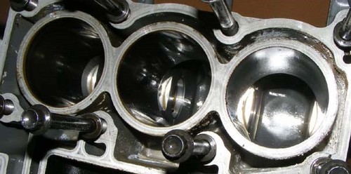Johnson 30 HP 4 Stroke Cylinder Block Assembly PN 5035999 Fits 2005-2007 - Picture 7 of 9