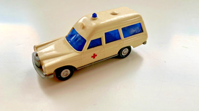 Wiking Krankenwagen Mercedes Benz MB 200, Maßstab 1:87 /H0, Topzustand