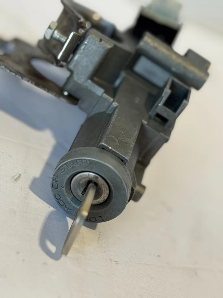 2004-2012 GMC CANYON 4X4 STEERING COLUMN IGNITION CYLINDER LOCK & KEY USED OEM - Image 4 of 4