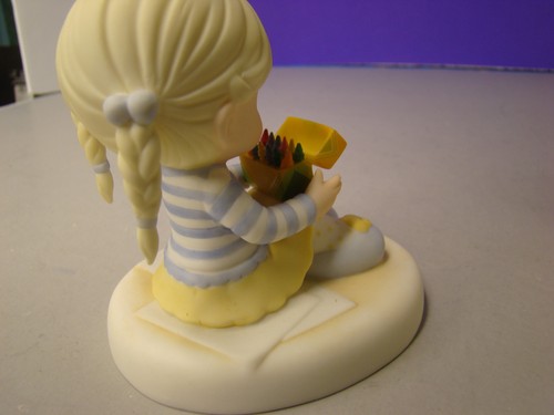 Rare Precious Moments A Box Of Possibilities 830033 Crayola Crayons Girl - Picture 7 of 12