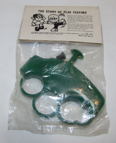 The Green Revenger Water Knuckle Squirt Gun MIP - Bild 3 von 3