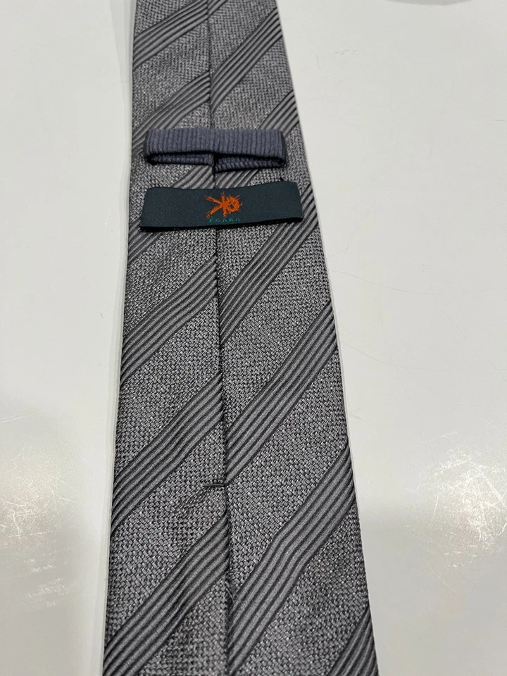 Corbata para hombre - patrón diagonal gris oscuro y claro - informal de negocios Foto 3 de 4