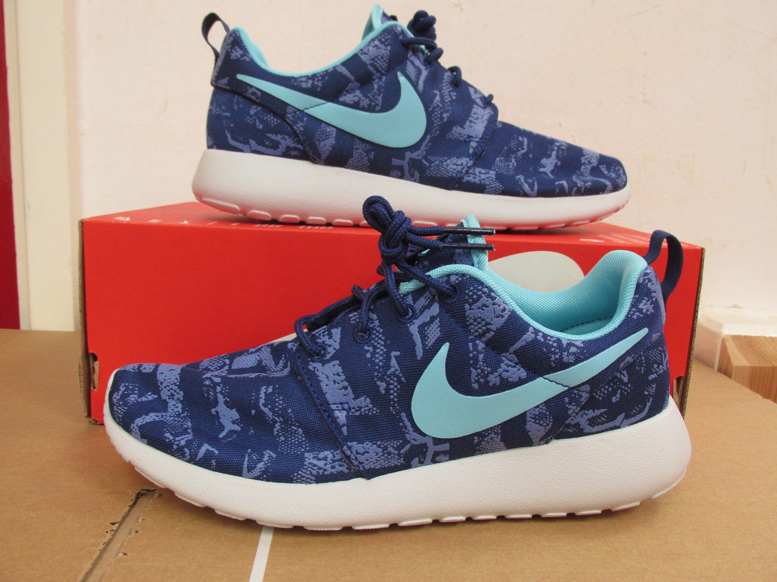 womens roshe run trainer