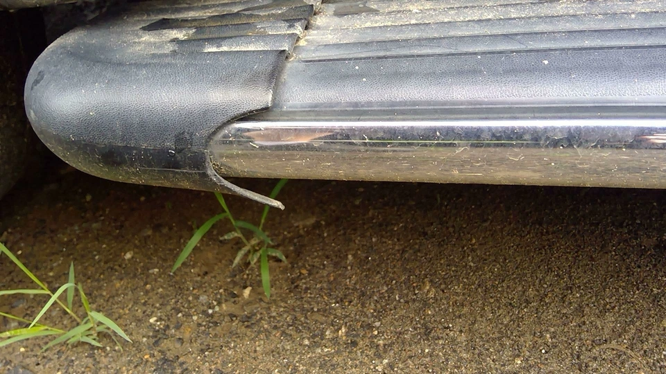 2005-2008 Saab 9-7x Running Board Assembly RH Passenger Black & Chrome 19158734 - Image 4 of 4