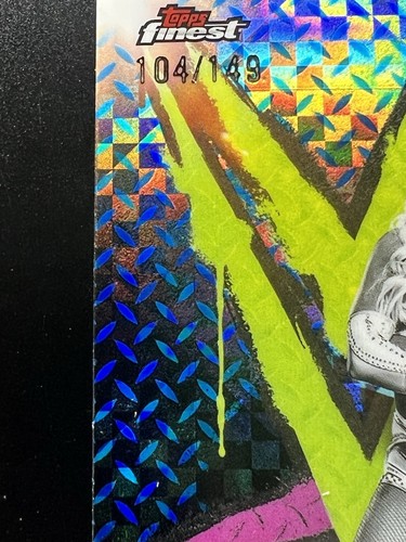 2025 Topps Finest WWE #75 Brinley Reece rifrattore a scacchiera blu /149 - Foto 2 di 3