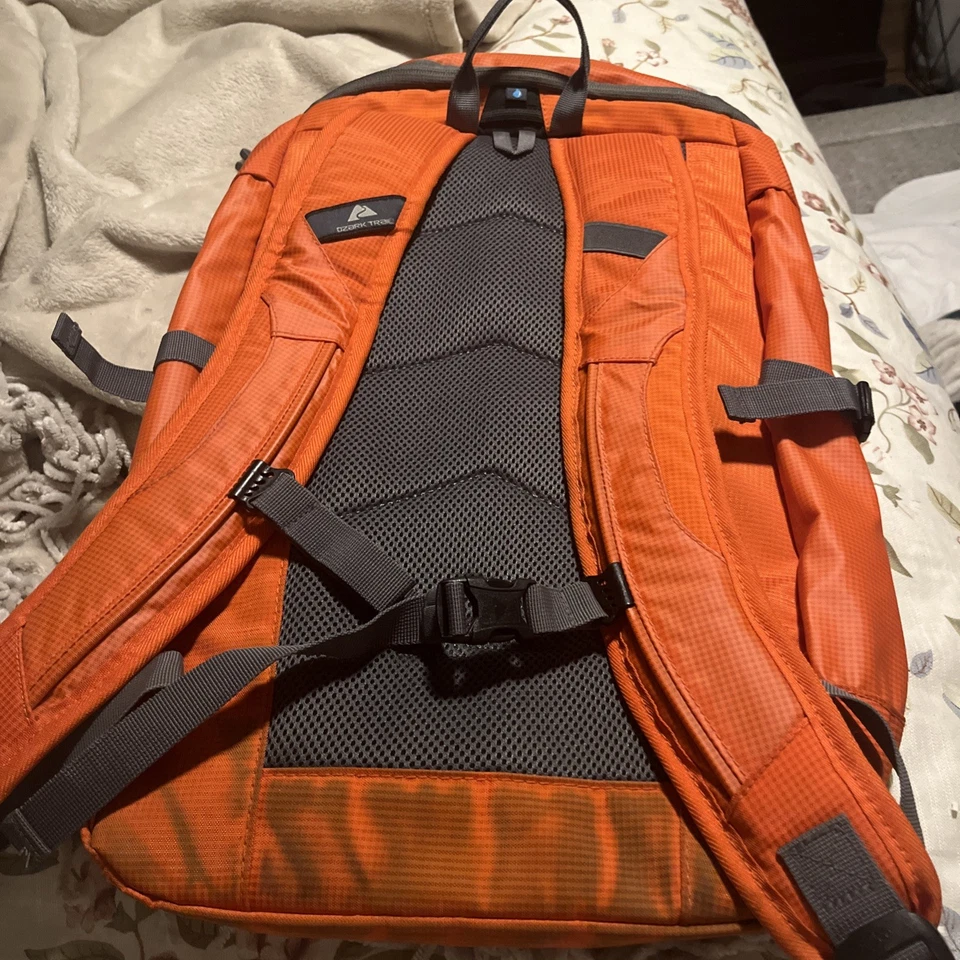 Mochila de Senderismo Ligera OZARK TRAIL 42 Litros Gris/Naranja Nueva  Foto 4 de 4