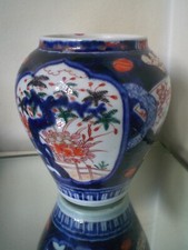 JAPON. Vase en porcelaine à décor Imari. Dominance bleu de cobalt. Très bon état