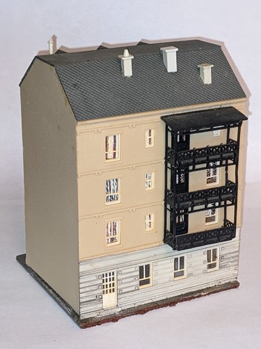 Model Power - N Scale 4 Story Residential Building & Retail Store - Picture 2 of 3