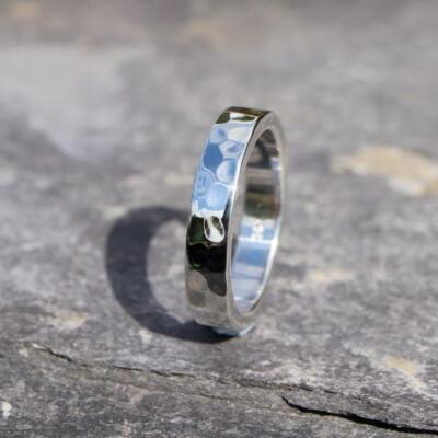 Einfacher 925 Sterling gehämmerter 4 mm Bandring