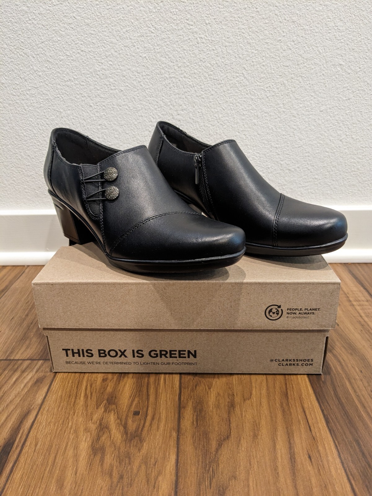 Clarks Women's Emslie Warren SlipOn Loafer US Size 9, Black, New In