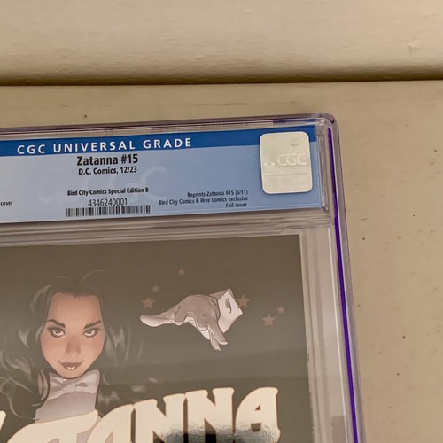 Zatanna #15 CGC 9.8 Bird City Comics NYCC Adam Huges Foil variant 2023 DC - Picture 3 of 4