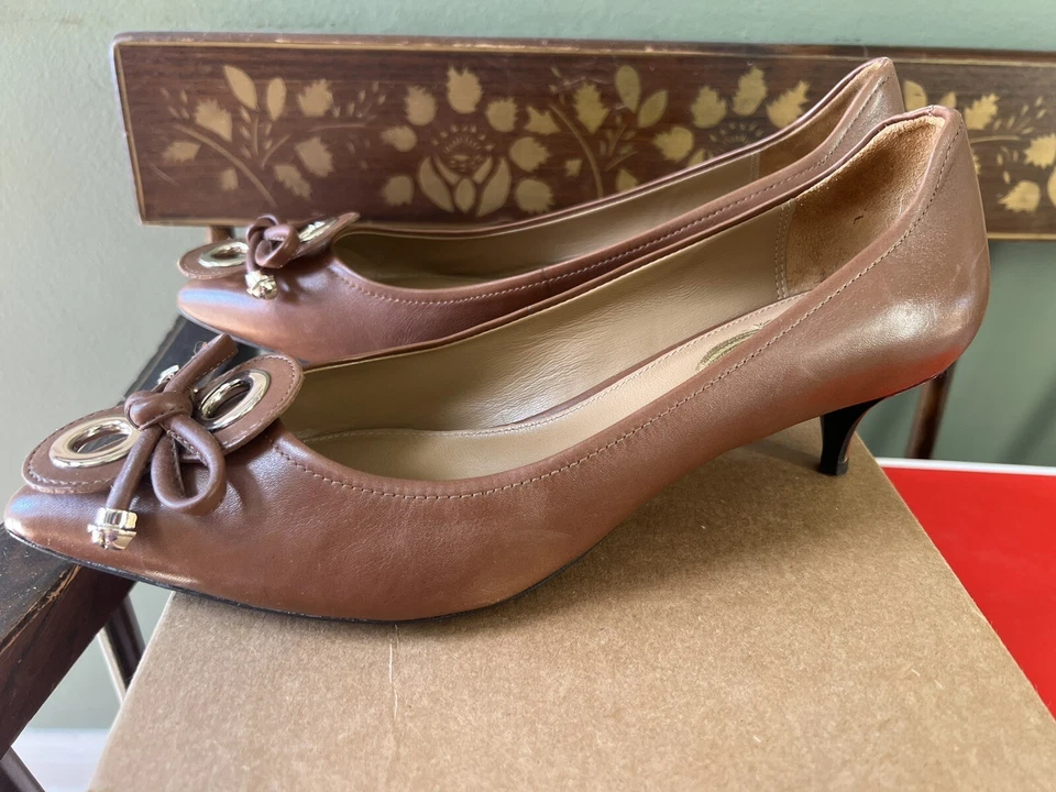 Tacones Elie Tahari Juliette charol camel lazo gatito para mujer talla 38,5 Foto 2 de 4