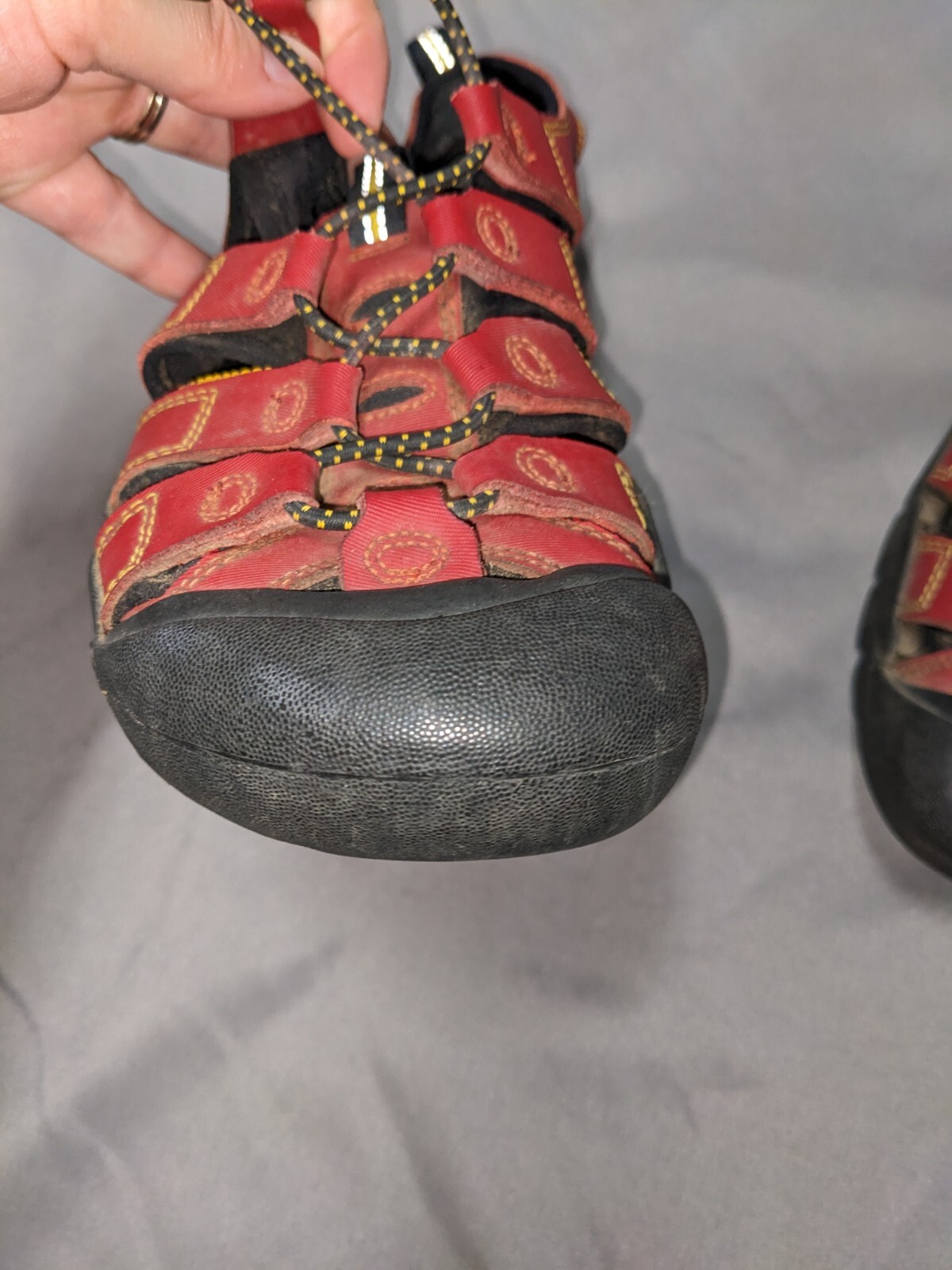 KEEN Scarpe da trekking impermeabili da donna rosse e nere taglia 5