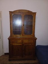 Credenza rustica in legno con ante a vetrina