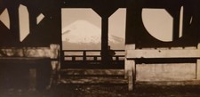 WW2 ORIGINAL PHOTO OF USA SOLDIER RIGHT NEXT TO MOUNTAIN FUJI AFTER WW2