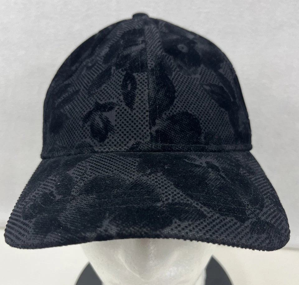 Gorra bailarina floral flocada terciopelo reflectante negra plateada Lululemon OSFM Foto 2 de 4