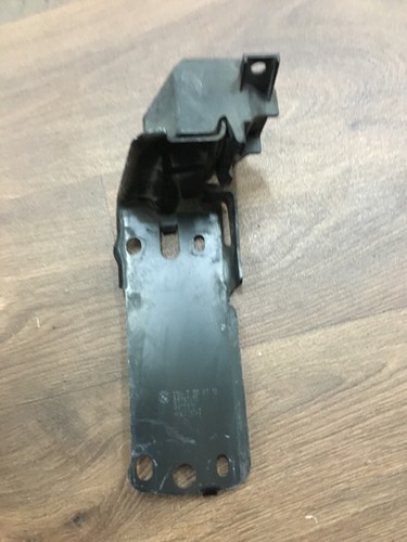 BMW 3er E90 E91 Aufnahmeplatte Kühlerhalter Kühlmodul unten links 7117811