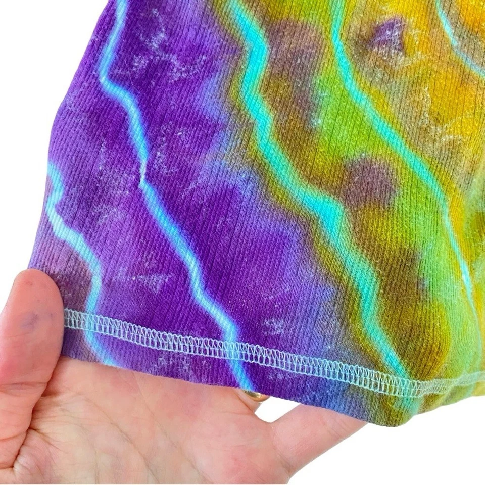 Camiseta sin mangas hecha a mano Geode Tie Dye para mujer talla grande cuello en V púrpura dorado reciclado Foto 4 de 4