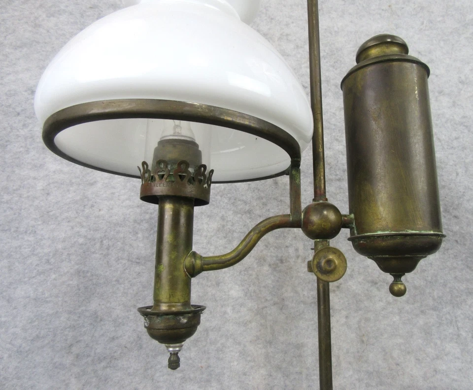 Antigua lámpara de escritorio de queroseno electrificado para estudiantes luz pantalla de vidrio de leche Foto 3 de 4