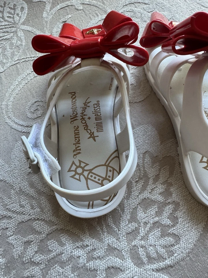 Vivienne Westwood x Mini Melissa Zapatos de Jalea Blanca con Arcos Rojos Niño Pequeño 9 Foto 4 de 4