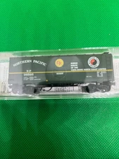 MTL Micro-Trains 21210 Northern Pacific NP 98585  40 foot plug door boxcar 