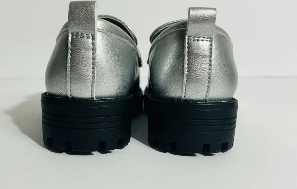 Mocasines con suela Gap para niños pequeños talla 5 plateados con hebilla Foto 4 de 4