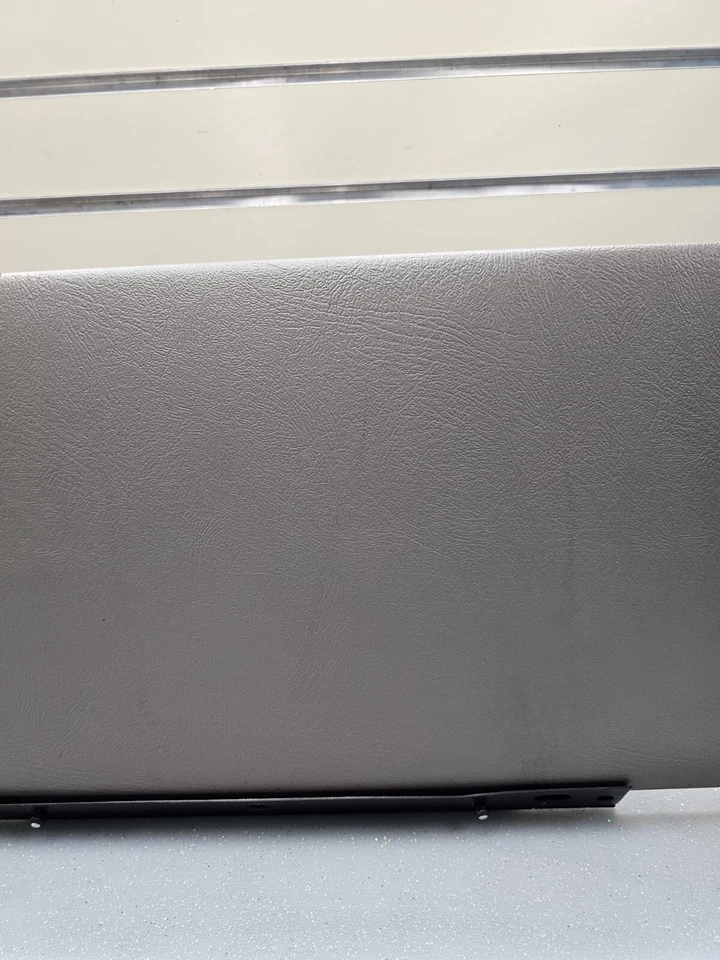 99-06SILVERADO SIERRA Dash GLOVE BOX Storage Compartment Door Assembly LT GRAYG3 - Image 3 of 4