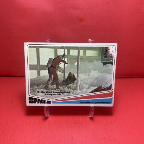 1976 Space 1999 Personnel de la mission principale combattant une mousse extraterrestre mortelle #32 Carte vintage - Photo 1 sur 2