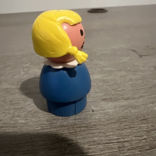 Vintage Fisher Price Little People rara ragazza blu in legno con capelli gialli - Foto 3 di 4