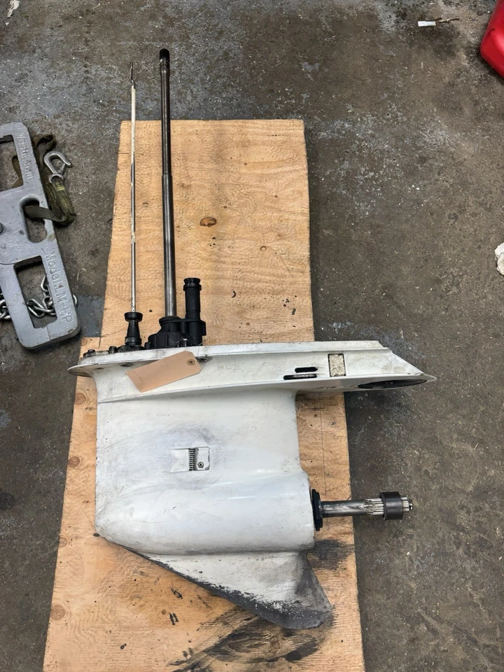 Johnson Evinrude Etec Ficht 25” caja de engranajes unidad inferior 150 175 200 225 HP V6 RH Foto 2 de 4