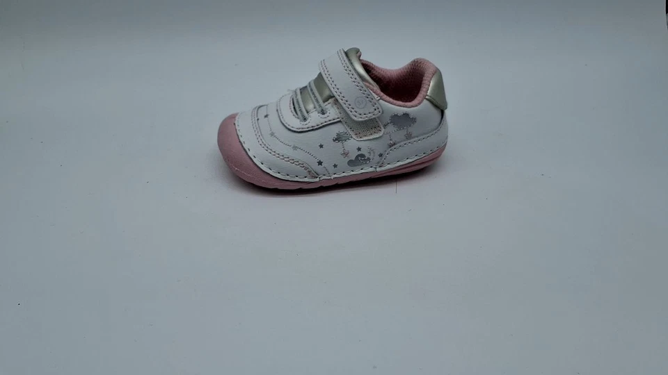 Zapatilla deportiva Stride Rite Girls Soft Motion Adalyn, blanca/plateada, 5 niños pequeños Foto 2 de 4